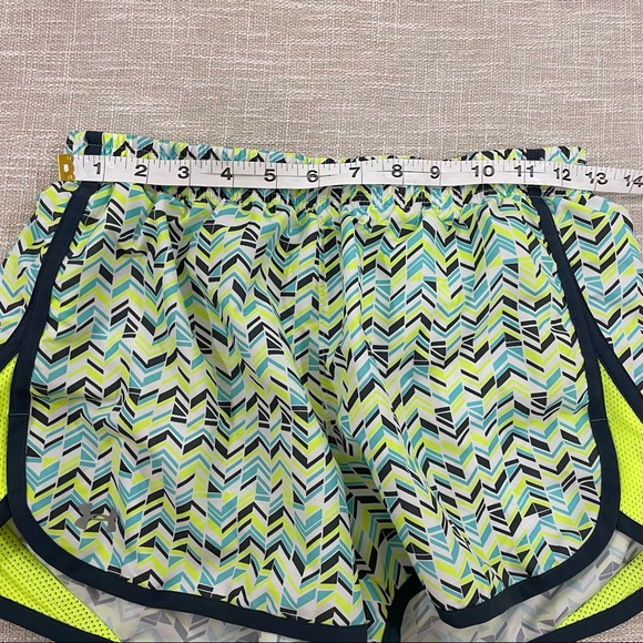 Under Armour Semi-Fitted Geometric Shorts Size S - Picture 7 of 7